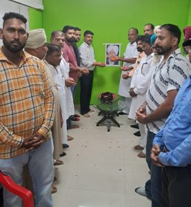 श्रद्धांजलि देते शिवसैनिक 