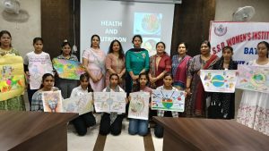 प्रिंसिपल डॉ. नीरू गर्ग ने विजेताओं को प्रमाण पत्र और पुरस्कार वितरित करते हुए