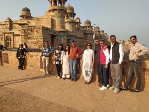 एन्जॉय करते सभी मित्र