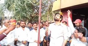 झंडा लहराते मेयर पदमजीत सिंह मेहता