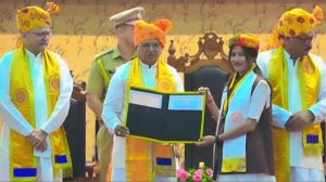 मुस्कान नामदेव को राज्यपाल मंगू भाई पटेल सम्मानित करते हुए