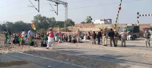 रेल्वे ट्रैक पर धरना देते किसान रेल रोको आंदोलन के दौरान